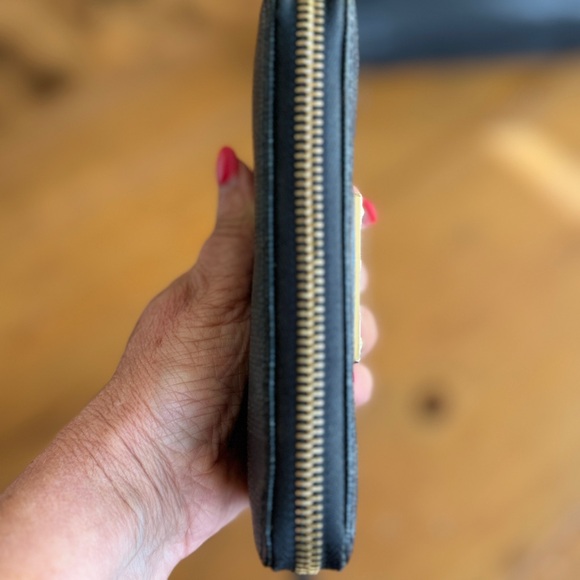 Michael Kors Wristlet Wallet Women. Great condition. Black with dark brown. - Picture 8 of 11